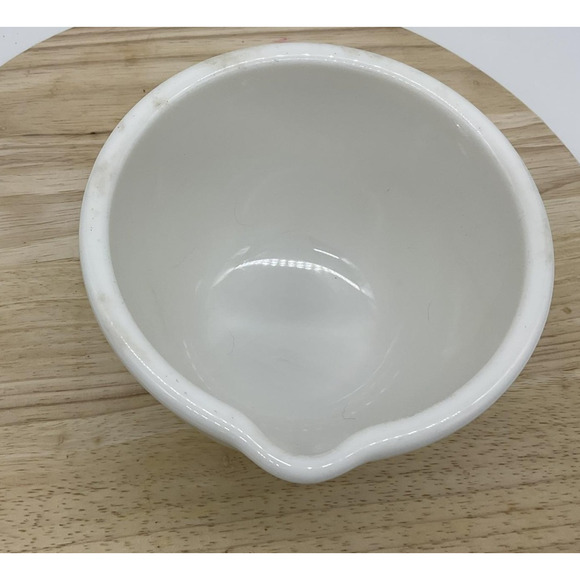 Vintage Milk Glass Mixing Bowl Aprox 6" Spouted 4.5" Tall Kitchenware Baking USA - Picture 3 of 7